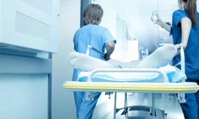 Θανάσιμος κίνδυνος – Κενή η μία στις δύο θέσεις τραυματιοφορέων στα νοσοκομεία και τα Κέντρα Υγείας